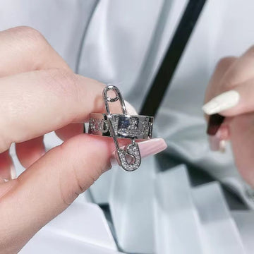Vivi Safety Pin Ring